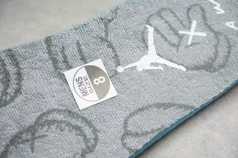 Air Jordan 4 Retro Kaws Cool Gray 